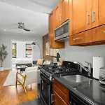 Chic Nyc Escape In Vibrant Downtown